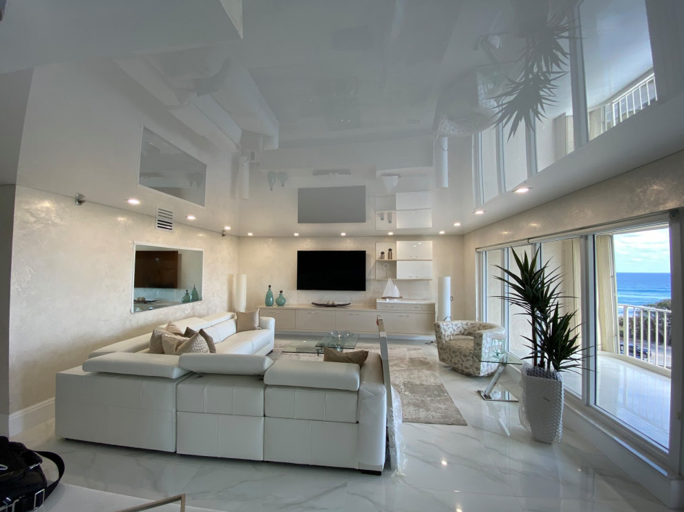 На фото: парадная, открытая гостиная комната среднего размера в классическом стиле с белыми стенами, мраморным полом, телевизором на стене, белым полом, потолком с обоями и обоями на стенах