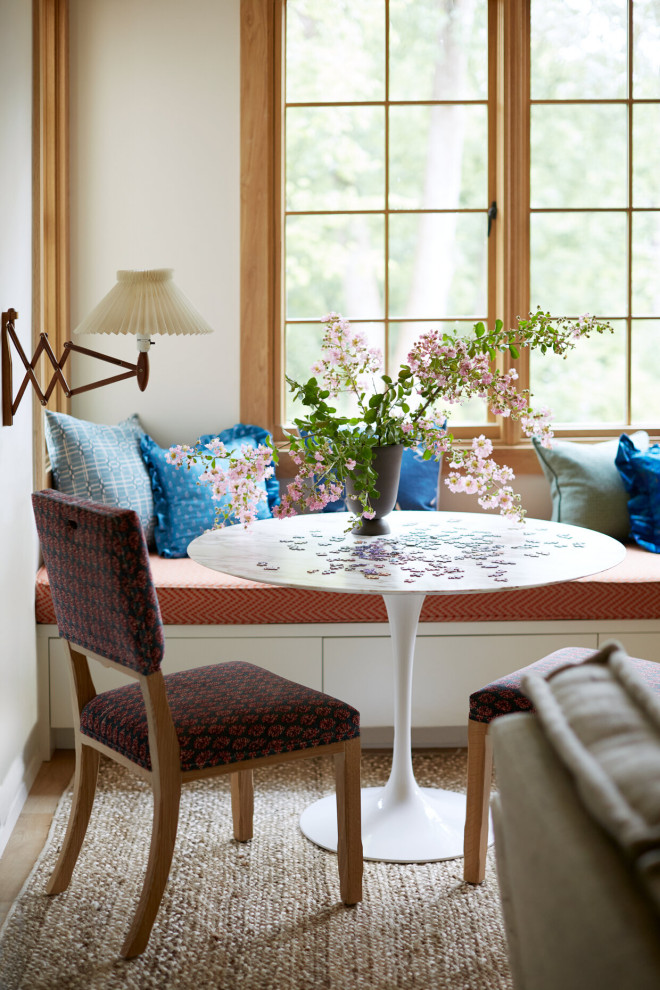 Immagine di un soggiorno classico con pareti beige, pavimento in legno massello medio e pavimento marrone