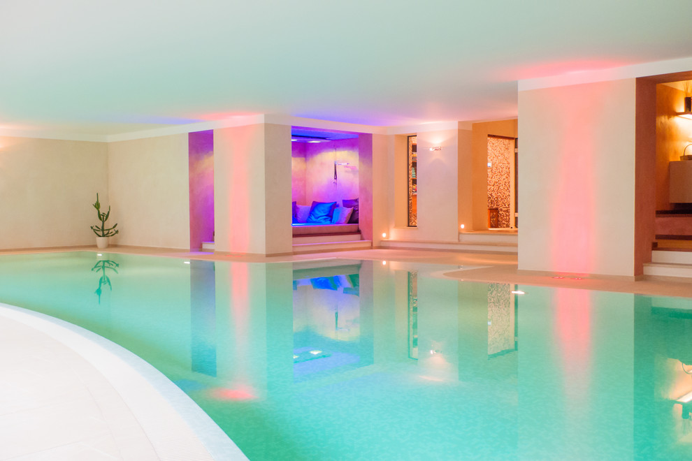 Geräumiger Moderner Indoor-Pool in individueller Form in Düsseldorf