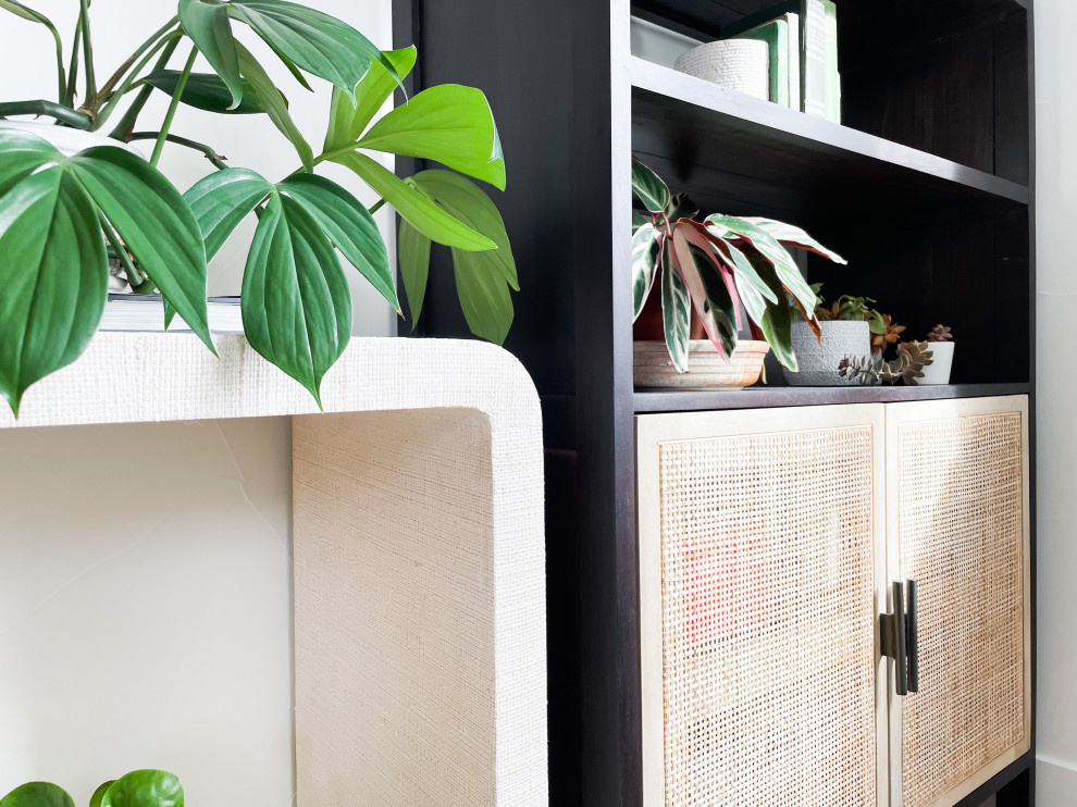 Ejemplo de despacho minimalista de tamaño medio con paredes blancas, suelo de madera en tonos medios y escritorio independiente