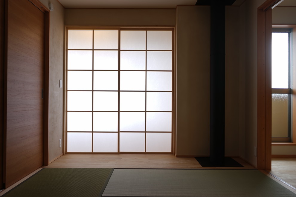 Ispirazione per una camera da letto etnica con pareti beige e pavimento in tatami