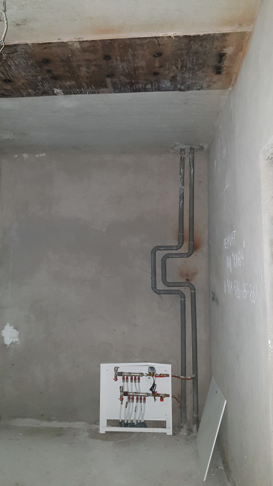 Фото ДО , прихожая  коллектор отопления , входная дверь слева. Дизайн проект для