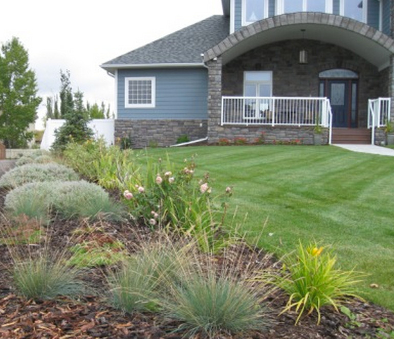 Photo of a traditional landscaping in Calgary.