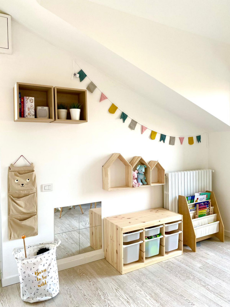 Foto de habitación de bebé neutra escandinava pequeña con paredes beige, suelo de baldosas de porcelana, suelo beige y bandeja