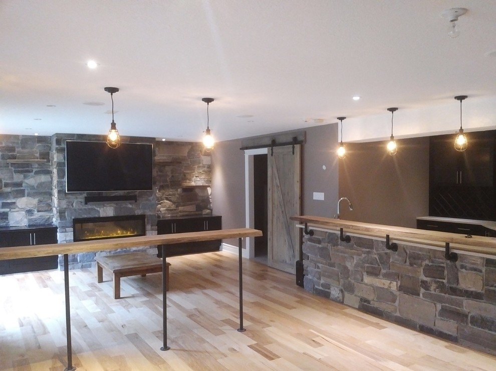 Mountain style home design photo in Toronto