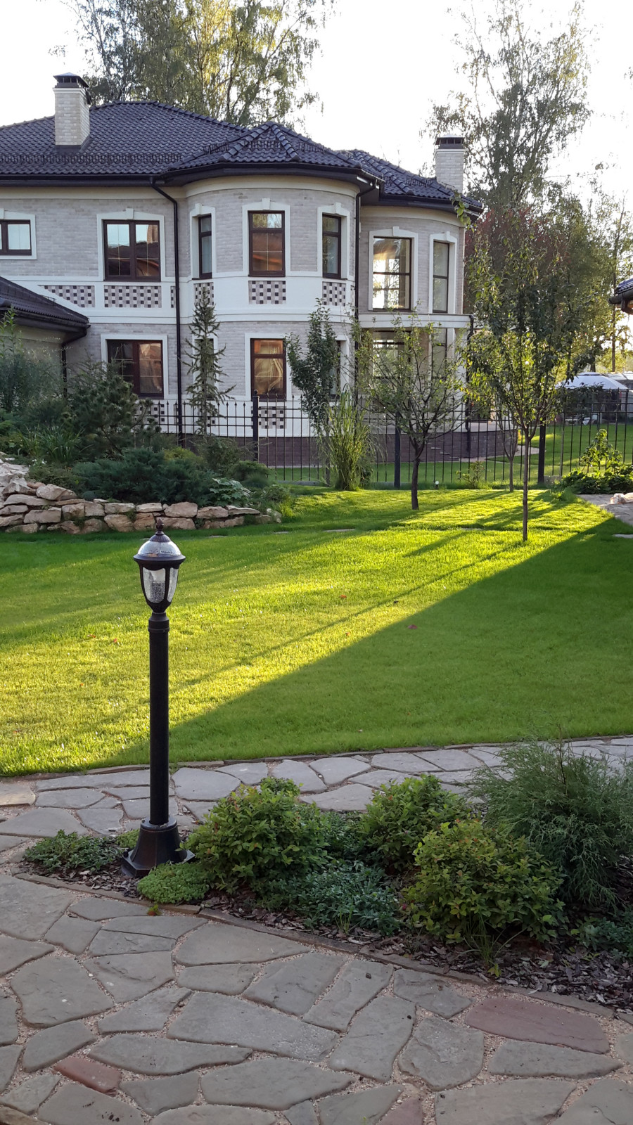 Натуральный камень в коттеджном саду .