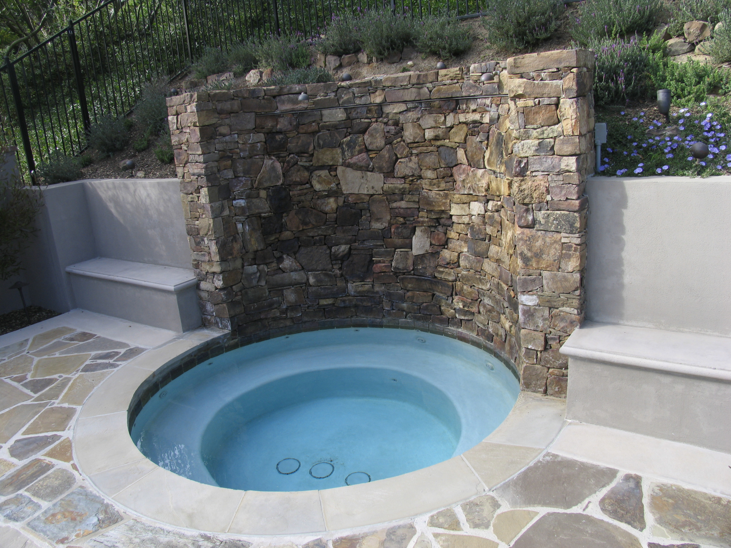 Jacuzzi with cascade wall
