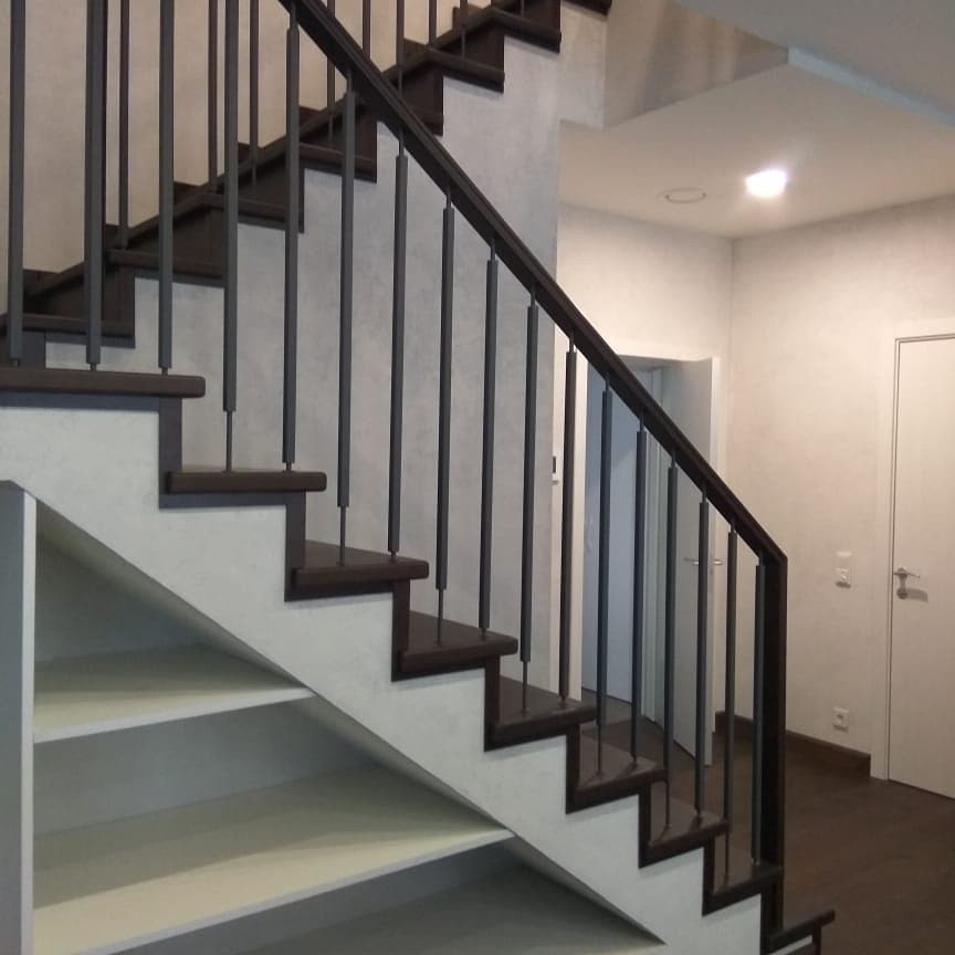 Облицовка лестницы в загородном доме