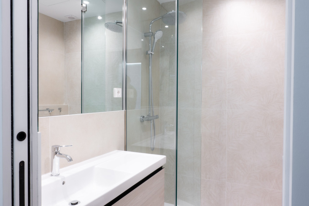 Immagine di una stanza da bagno contemporanea di medie dimensioni con ante bianche, piastrelle beige, pavimento in gres porcellanato e pavimento beige
