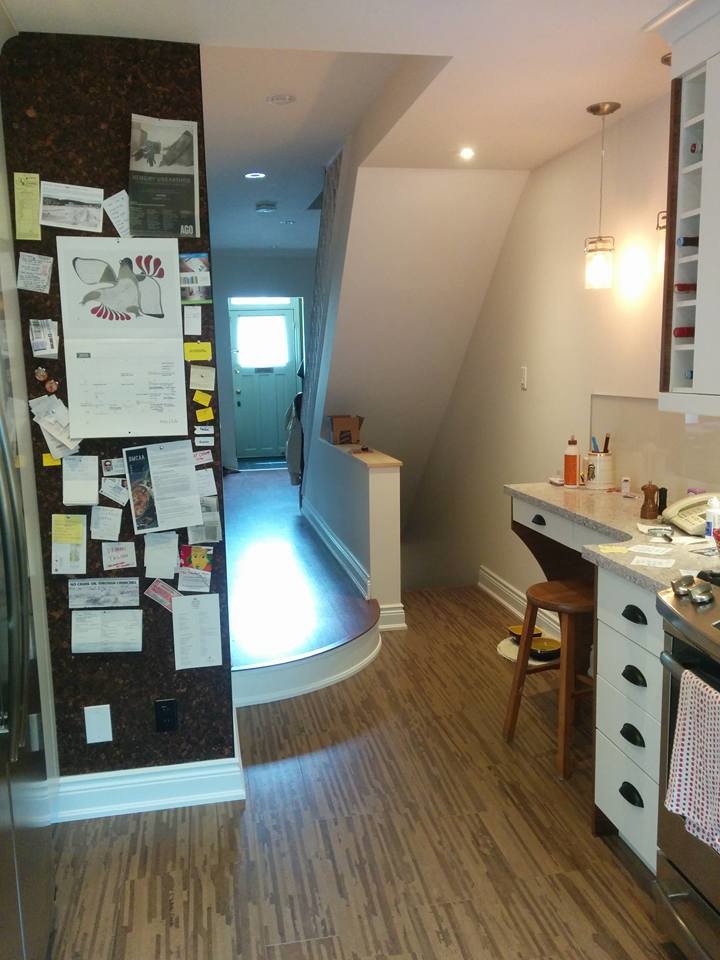 Kitchen - transitional kitchen idea in Toronto