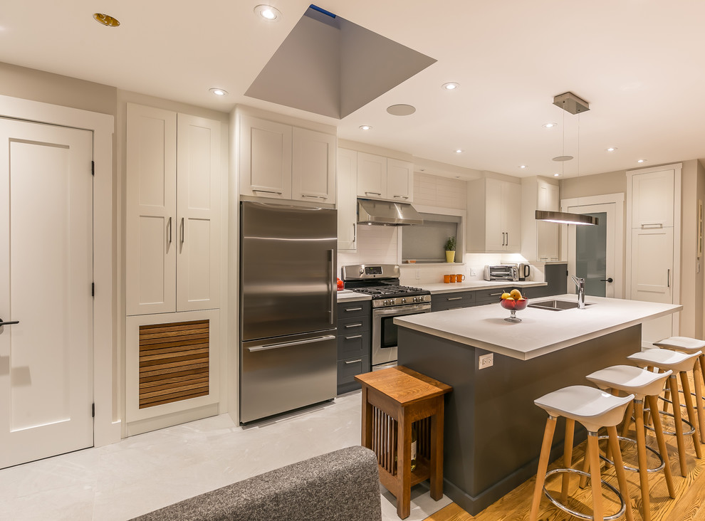 Transitional kitchen photo in Toronto