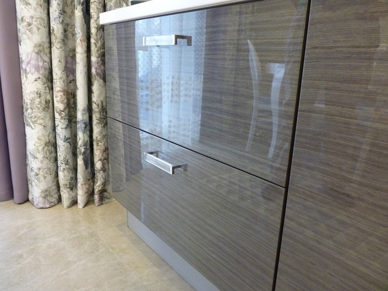 Угловая кухня модерн .Акрил и натуральный шпон.