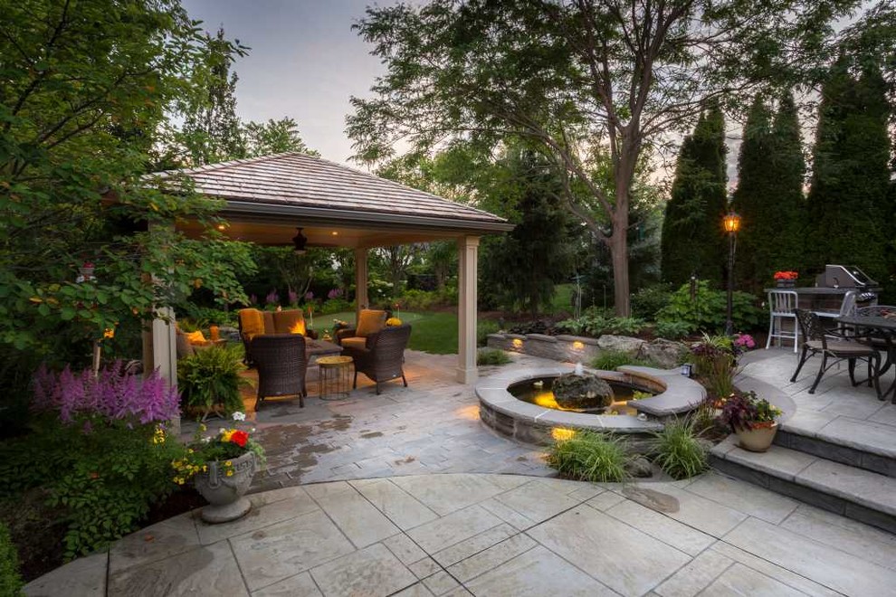 Design ideas for a transitional backyard landscaping in Toronto.