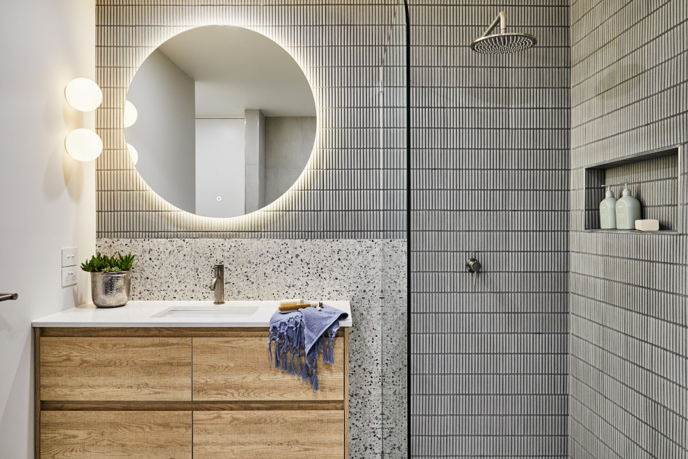 Design ideas for a mid-sized midcentury master bathroom in Melbourne.