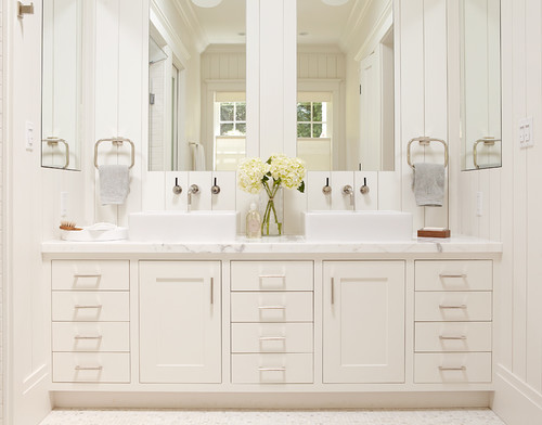 are medicine cabinets to each side of the vanity - with mirror fronts?