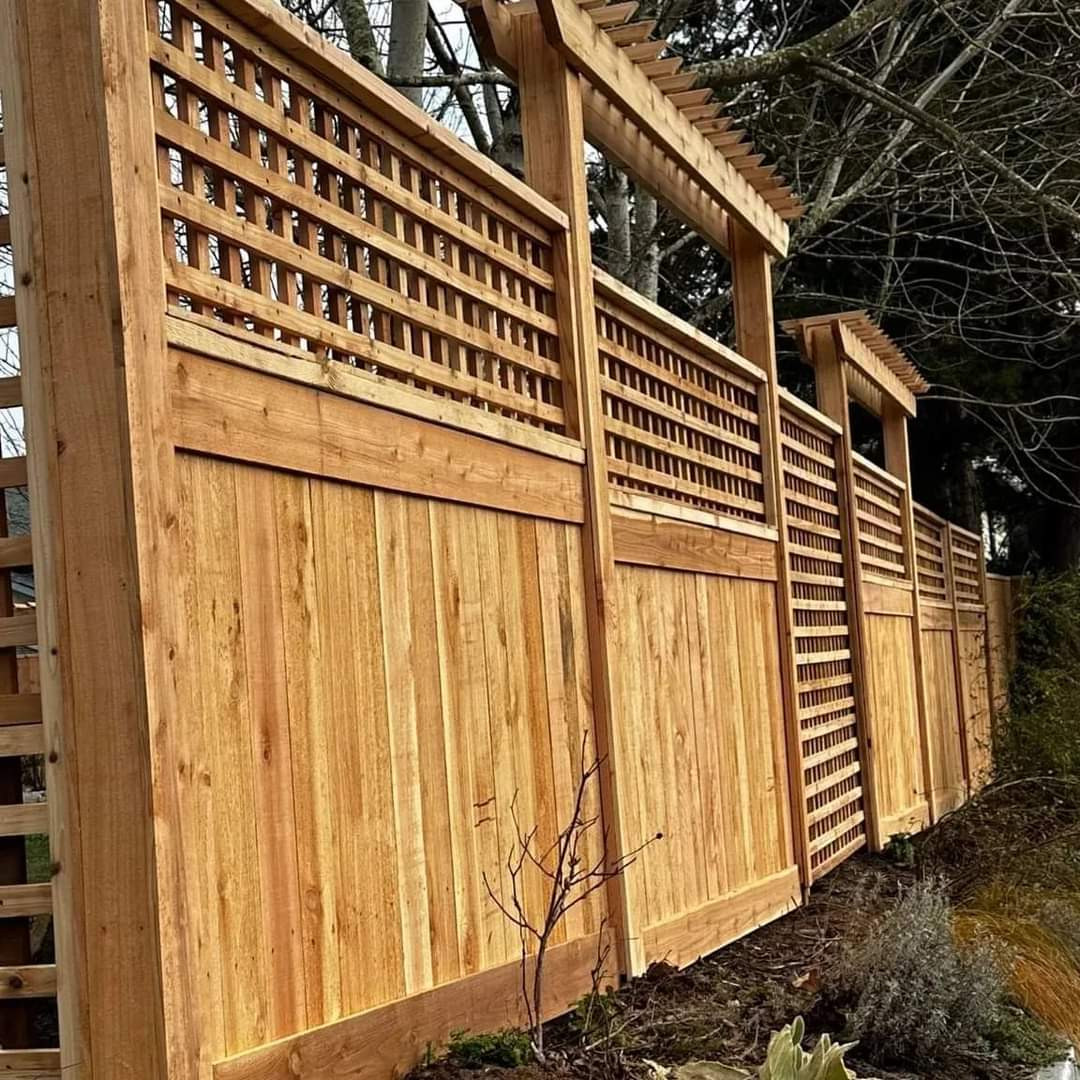 Costum fence with treillice and square lattice