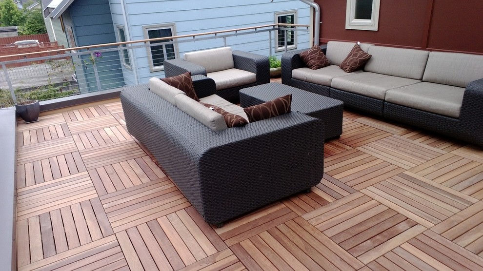 Example of a trendy deck design in Seattle