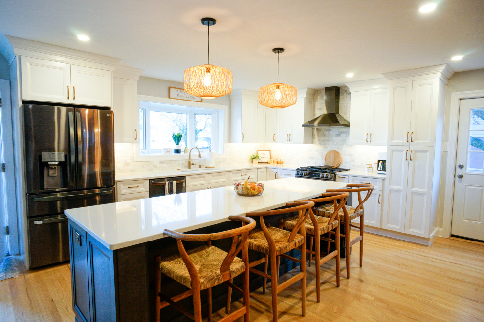 Foto på ett vintage vit kök och matrum, med luckor med infälld panel, vita skåp, bänkskiva i kvarts, grått stänkskydd, stänkskydd i marmor, ljust trägolv, en köksö och gult golv