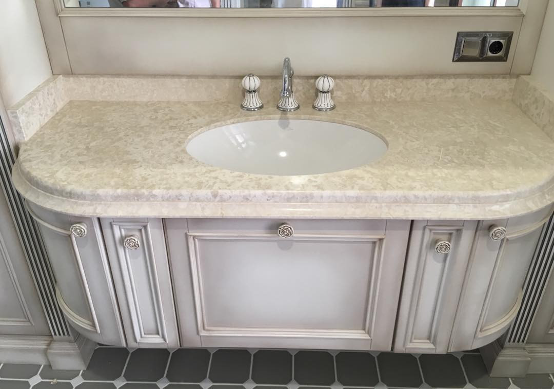 Столешница из мрамора с плинтусом в ванную комнату