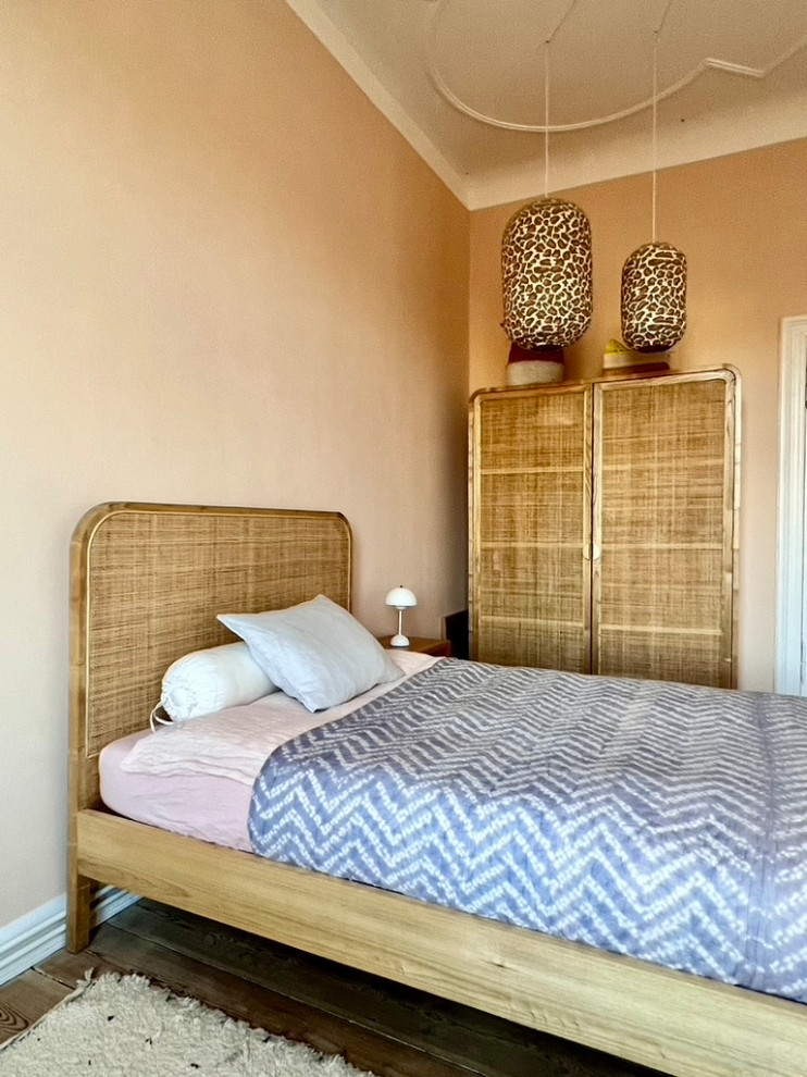 Idéer för att renovera ett mellanstort tropiskt flickrum kombinerat med sovrum och för 4-10-åringar, med rosa väggar, ljust trägolv och brunt golv