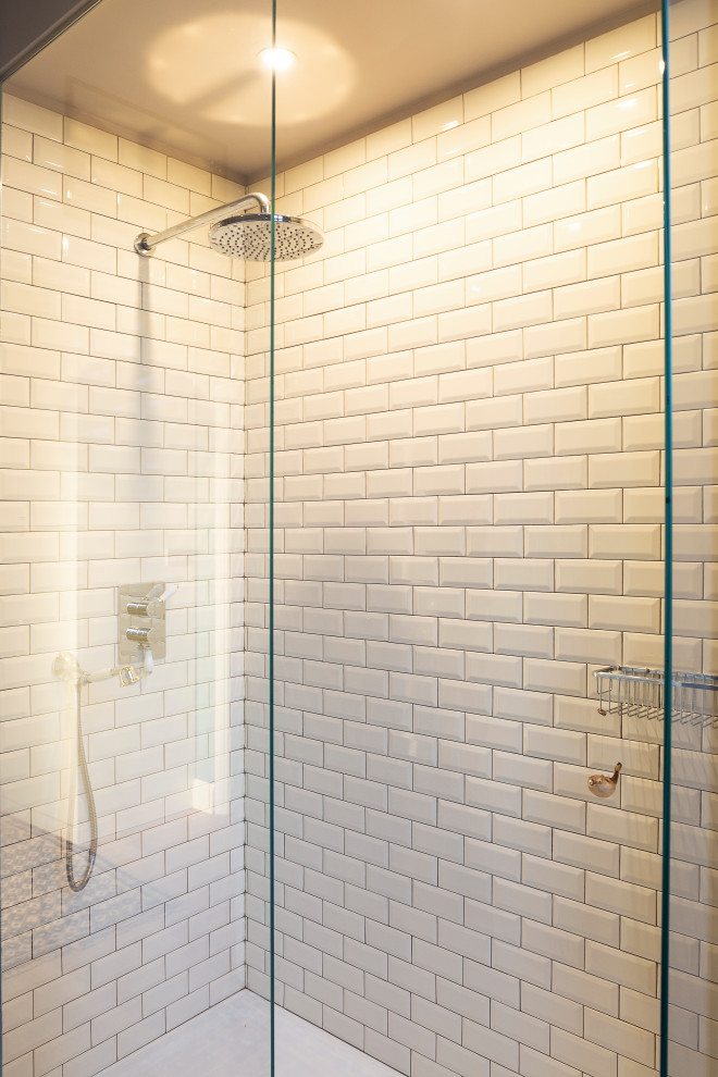ミラノにある高級な中くらいなエクレクティックスタイルのおしゃれなトイレ・洗面所 (白いキャビネット、分離型トイレ、白いタイル、サブウェイタイル、グレーの壁、大理石の床、ペデスタルシンク、茶色い床、独立型洗面台) の写真