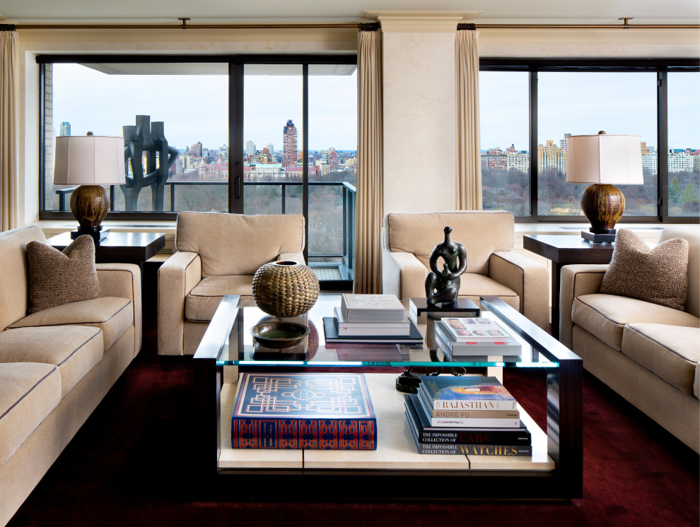 Geräumiges, Offenes Klassisches Wohnzimmer mit beiger Wandfarbe, Teppichboden, rotem Boden und Tapetenwänden in New York