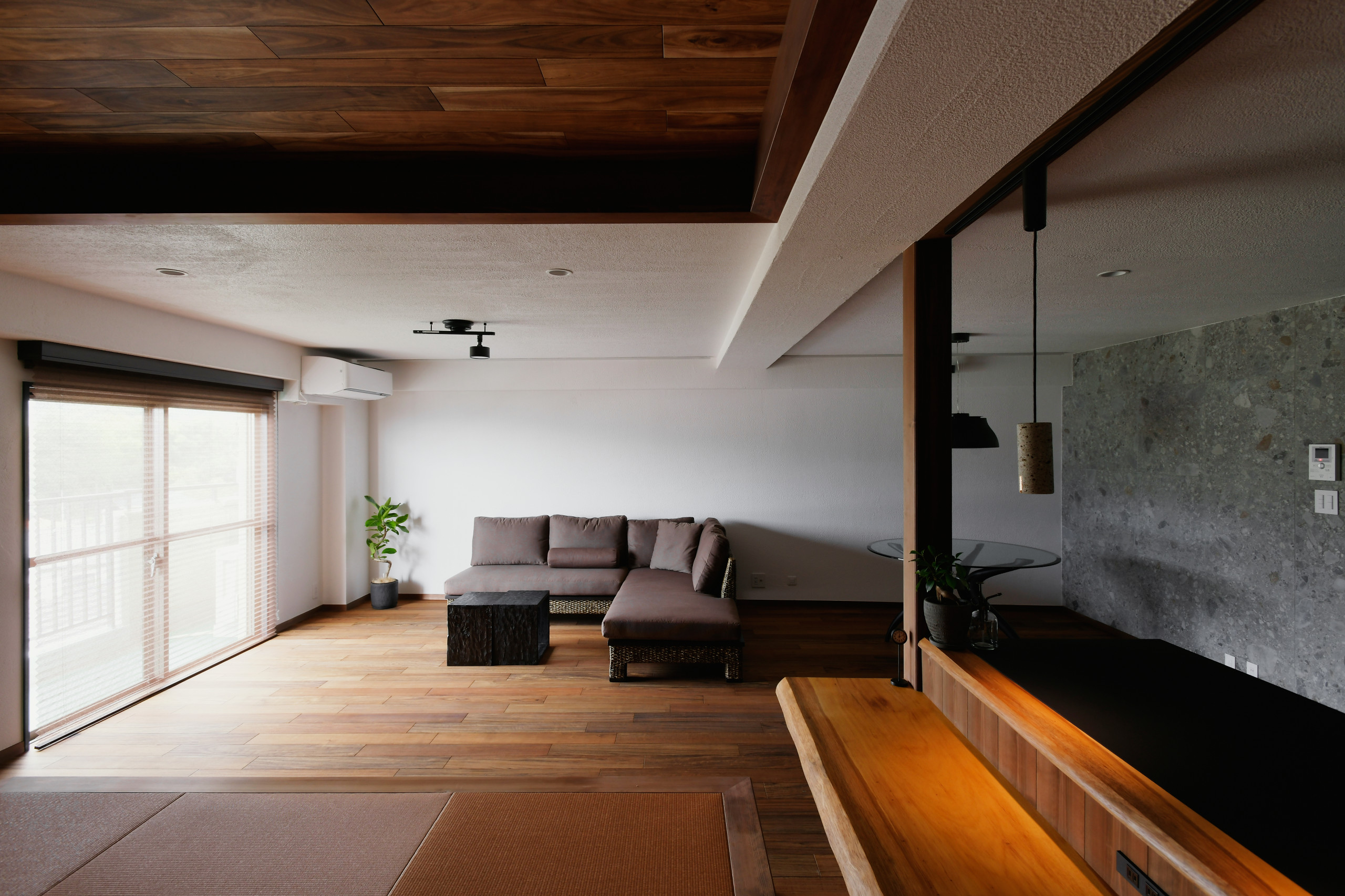 【広々リビング】天然木を贅沢に使ったマンションリノベーション