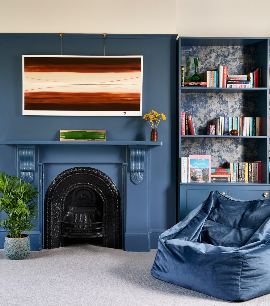 ロンドンにある低価格の中くらいなコンテンポラリースタイルのおしゃれなリビングのホームバー (標準型暖炉、木材の暖炉まわり) の写真