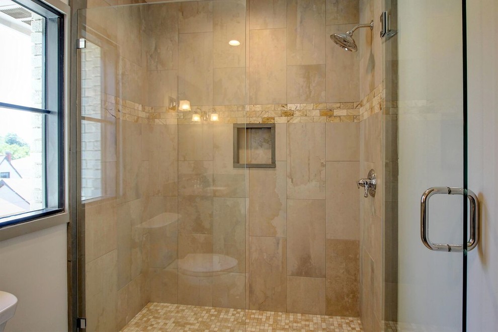 Cette image montre une grande salle de bain principale traditionnelle avec un placard à porte shaker, des portes de placard blanches, une baignoire indépendante, un combiné douche/baignoire, un carrelage gris, des carreaux de béton, un mur blanc, un lavabo encastré et un plan de toilette en quartz.