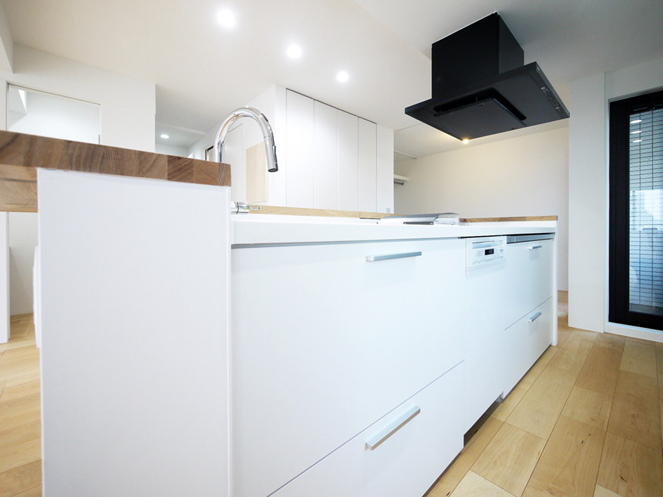 白いおしゃれなキッチン クロスの天井 の画像 21年9月 Houzz ハウズ