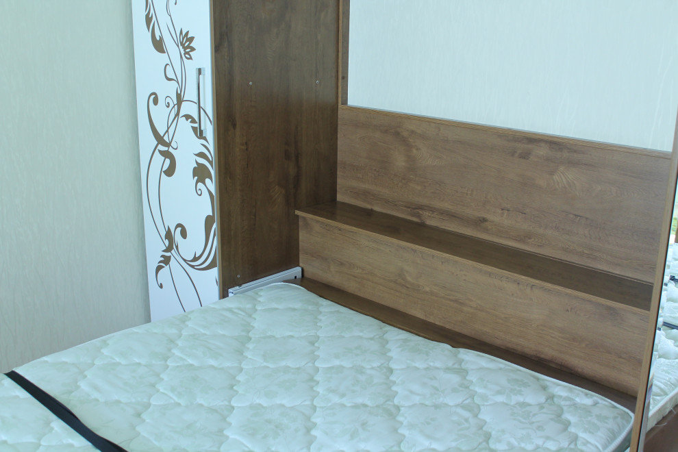 Свежая идея для дизайна: маленькая хозяйская спальня в белых тонах с отделкой деревом в стиле неоклассика (современная классика) с бежевыми стенами, полом из ламината, коричневым полом и обоями на стенах без камина для на участке и в саду - отличное фото интерьера