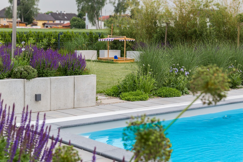 Großes Modernes Pool im Innehof mit Natursteinplatten in München