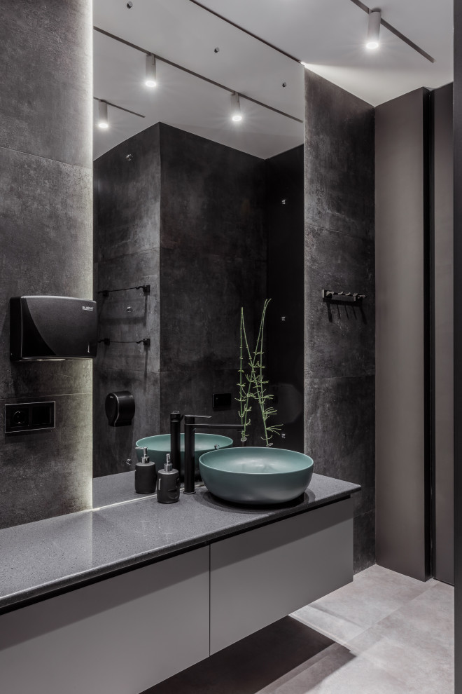 Inredning av ett modernt mellanstort badrum med dusch, med släta luckor, beige skåp, en dusch i en alkov, en vägghängd toalettstol, svarta väggar, vinylgolv, ett nedsänkt handfat, grått golv och dusch med skjutdörr