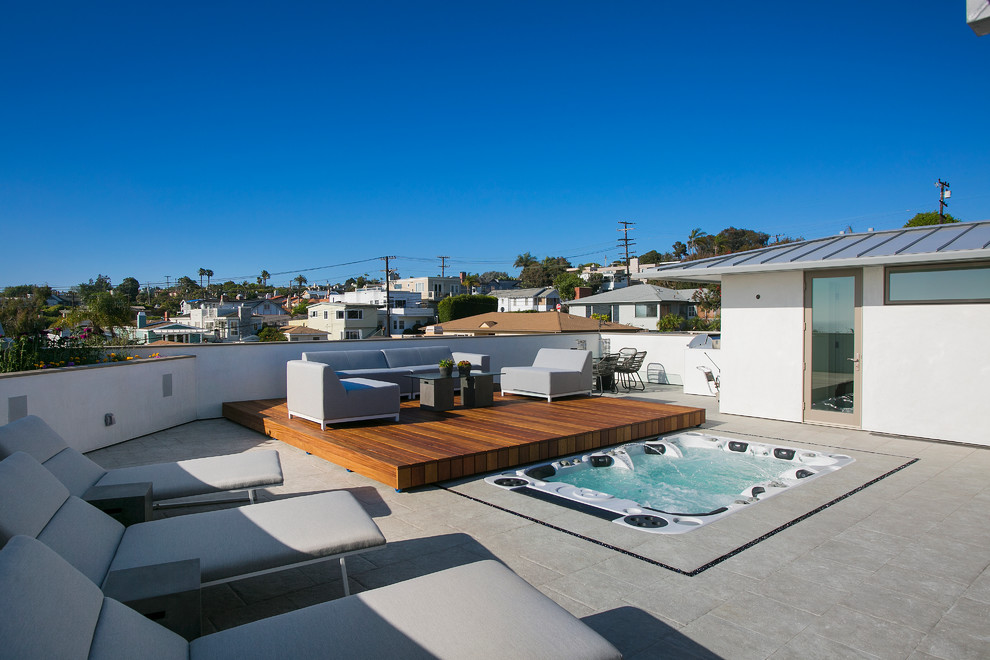 Inspiration for a large contemporary rooftop deck in Los Angeles with a water feature and no cover.