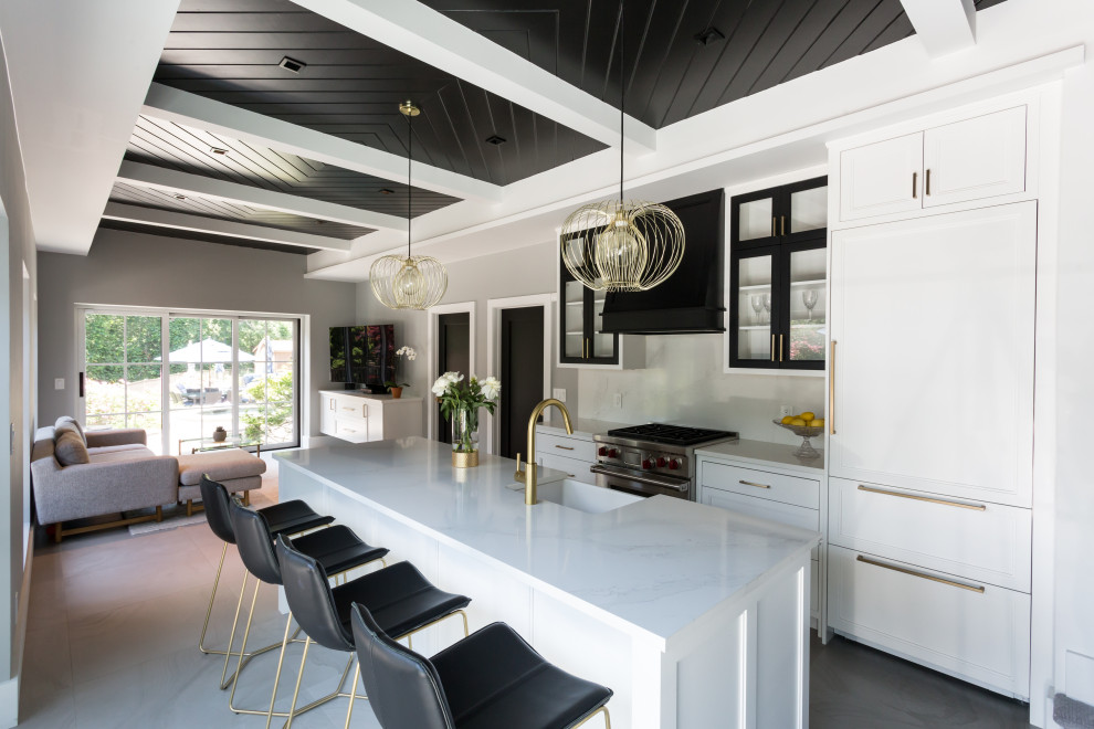 Foto di una cucina classica di medie dimensioni con pavimento in gres porcellanato, pavimento grigio e soffitto in legno