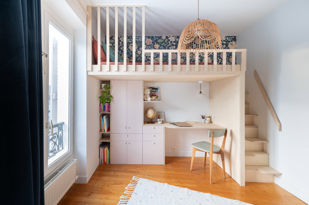 Inredning av ett modernt litet flickrum kombinerat med sovrum och för 4-10-åringar, med vita väggar och mellanmörkt trägolv
