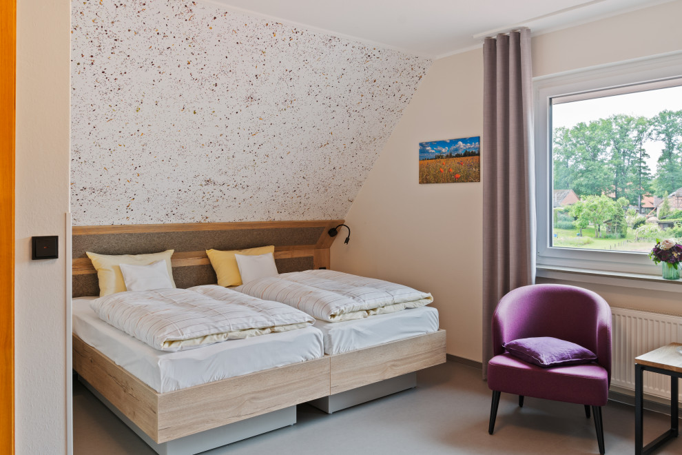 Стильный дизайн: гостевая спальня среднего размера, (комната для гостей) в стиле кантри с серыми стенами, полом из винила, серым полом, потолком с обоями и обоями на стенах - последний тренд
