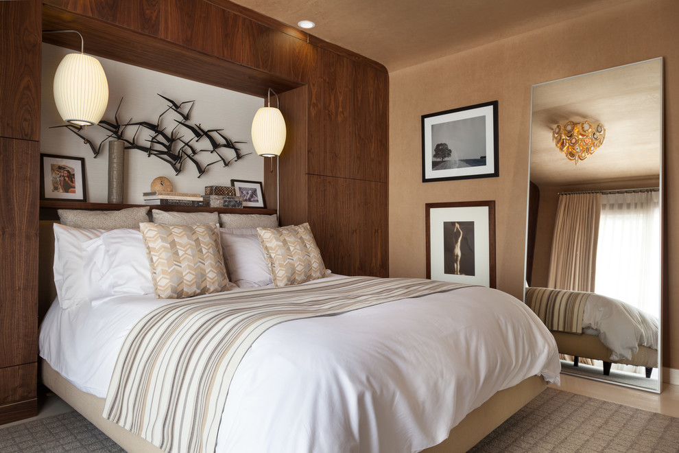 Imagen de habitación de invitados contemporánea pequeña sin chimenea con paredes beige y suelo de madera pintada