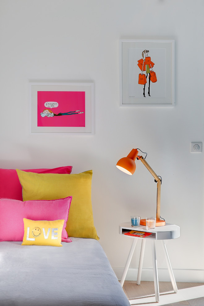 Cette photo montre une chambre d'enfant tendance de taille moyenne avec un mur blanc et parquet clair.