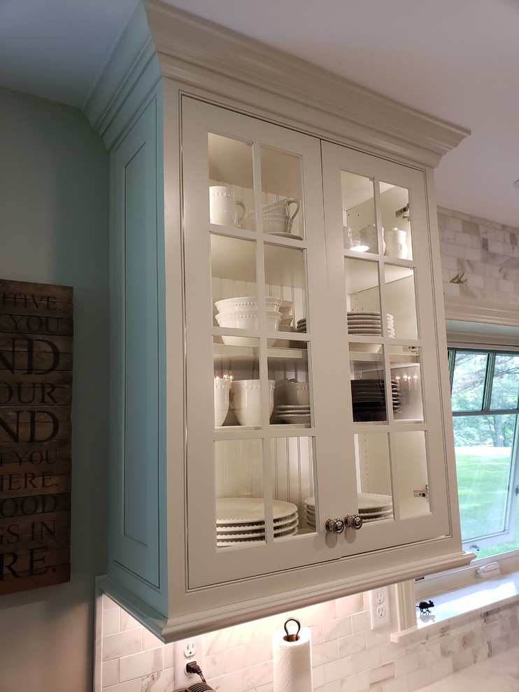 Transitional home design photo in Cedar Rapids