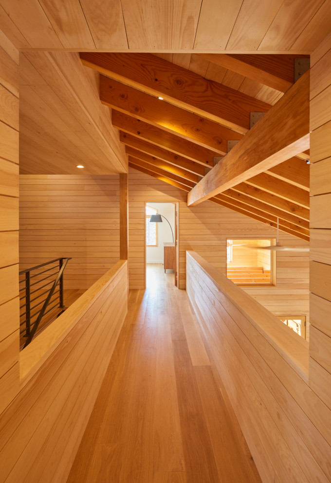 Пример оригинального дизайна: коридор среднего размера в стиле рустика с паркетным полом среднего тона, деревянным потолком и деревянными стенами