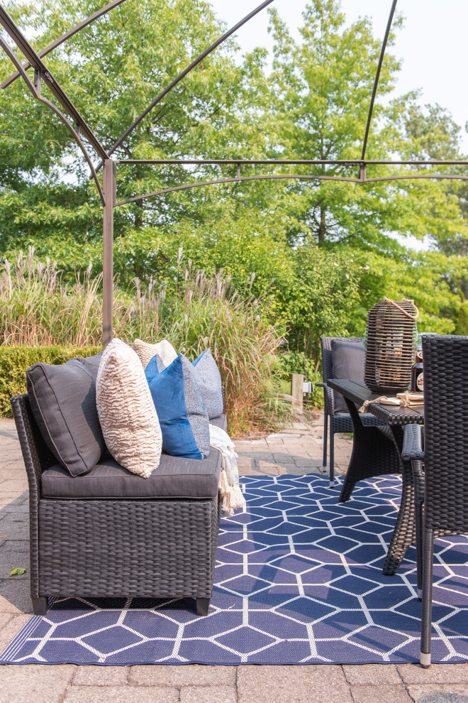 Inspiration for a transitional home design remodel in Toronto