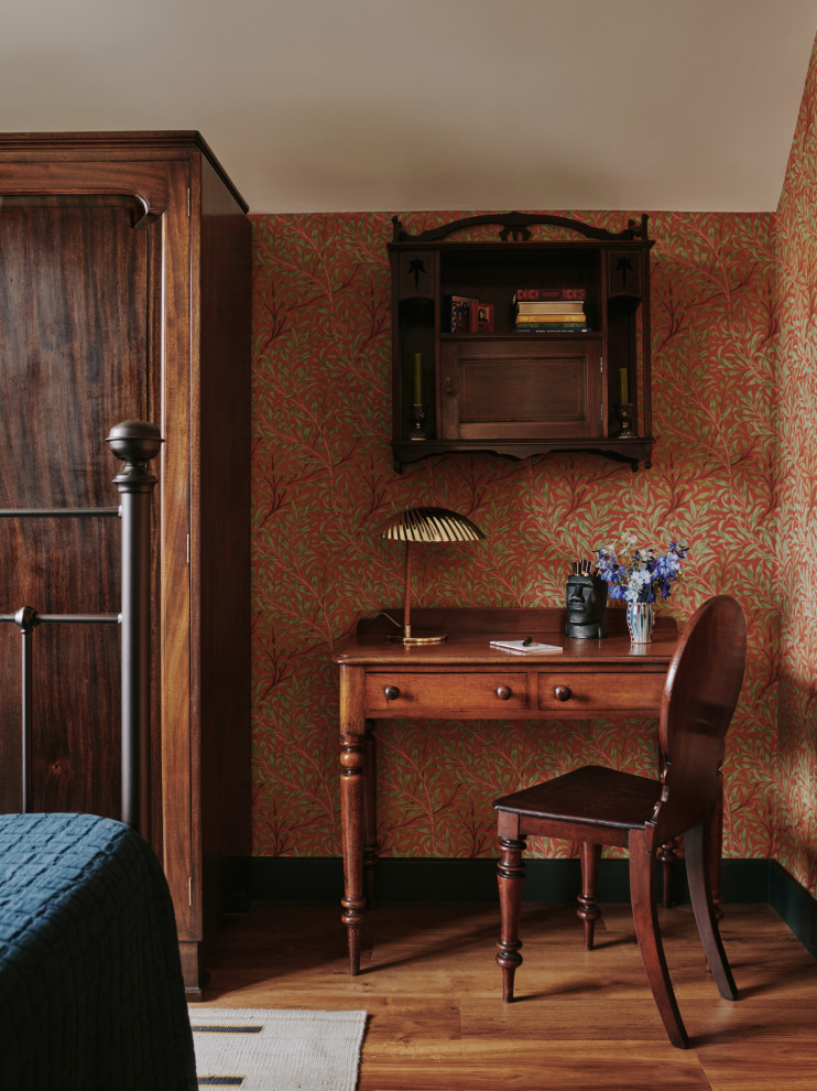 Imagen de dormitorio principal de estilo de casa de campo de tamaño medio con papel pintado, paredes multicolor, suelo de madera en tonos medios y suelo marrón