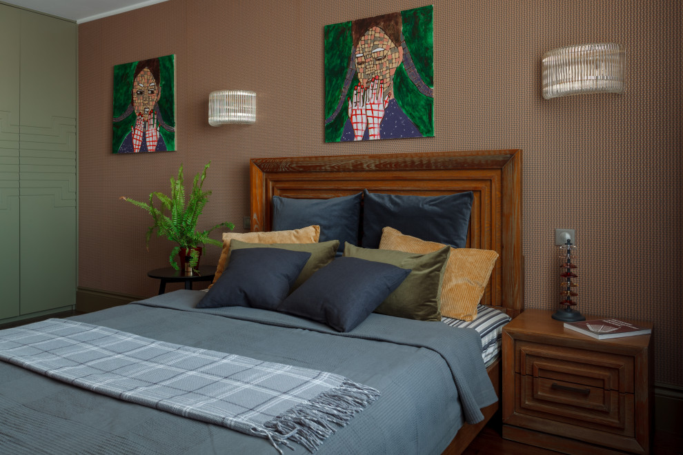 Modelo de dormitorio principal de tamaño medio con paredes marrones, suelo marrón, bandeja y papel pintado
