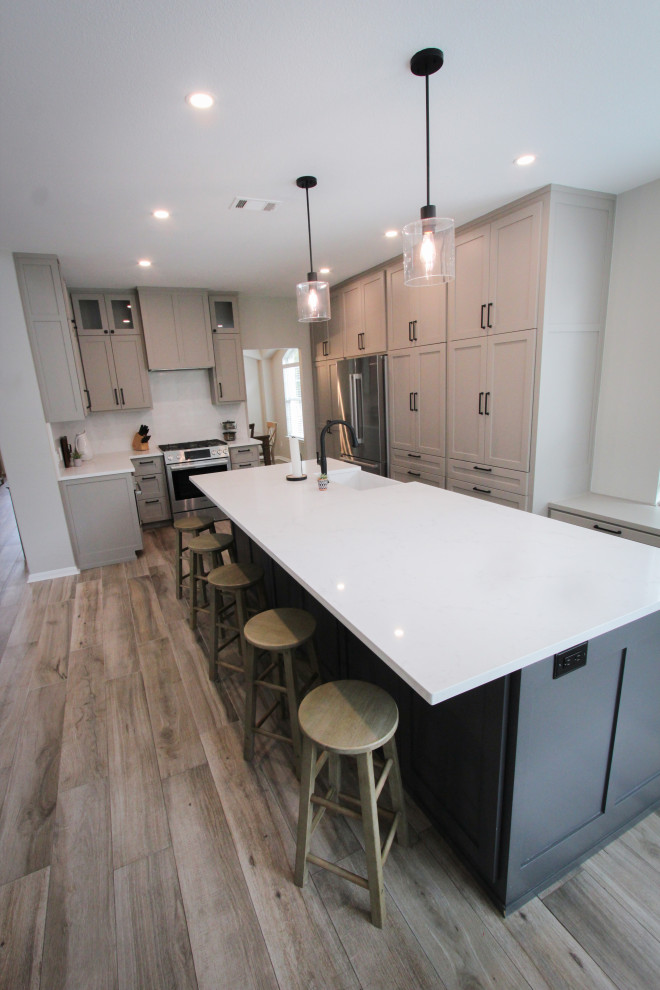 Example of a transitional home design design in Austin