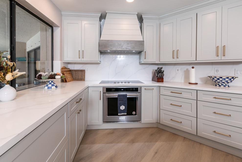 Kitchen - transitional kitchen idea in Miami