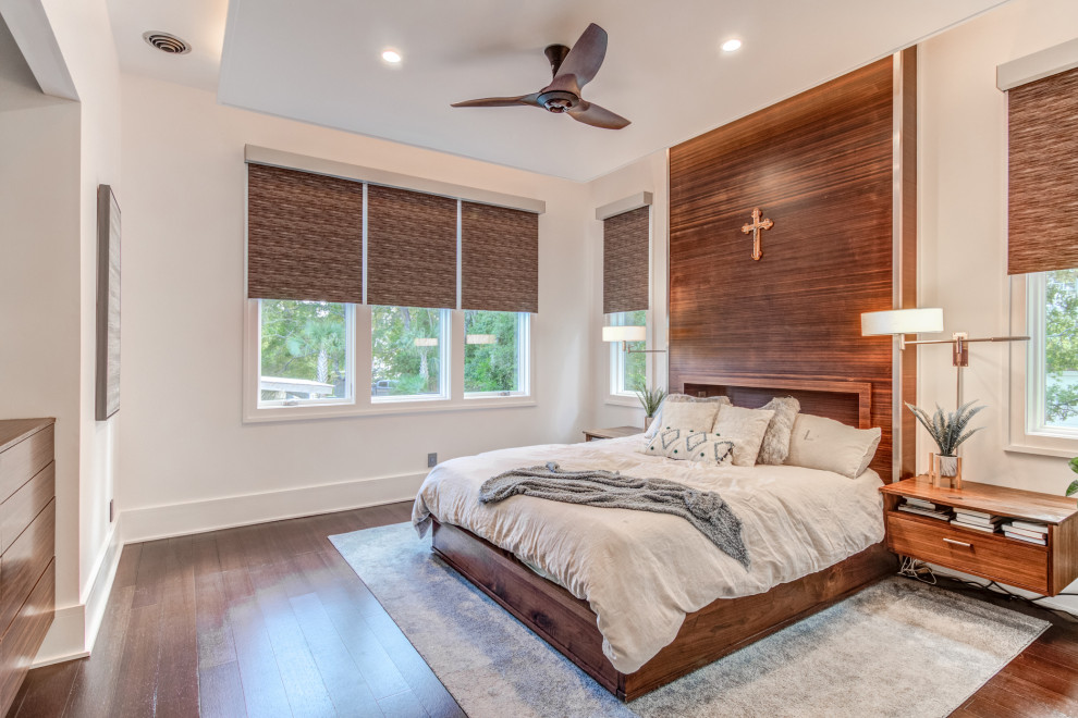 Foto de dormitorio actual grande con paredes blancas, suelo marrón y bandeja
