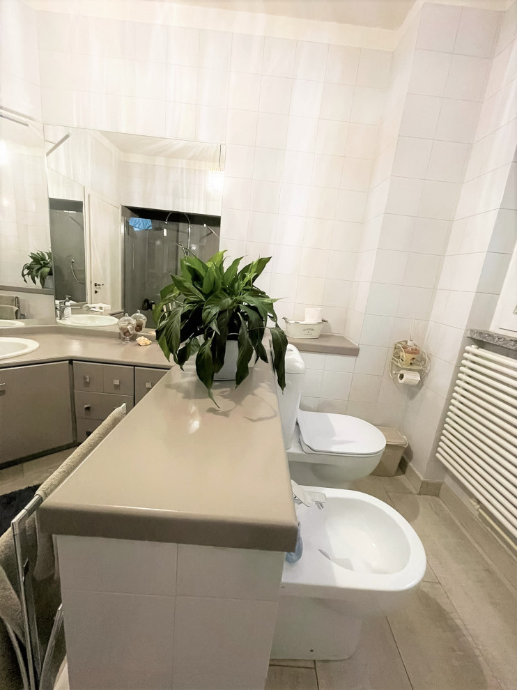 Inspiration för små moderna en-suite badrum