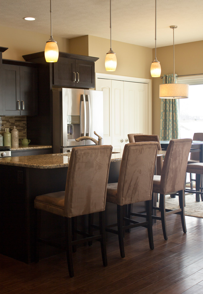 Kitchen - transitional kitchen idea in Chicago