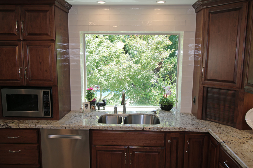 Kitchen - transitional kitchen idea in Sacramento